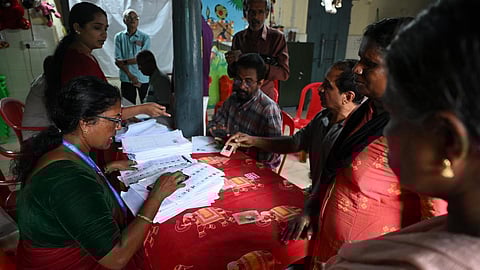 கடும் பணி நெருக்கடி: வாக்காளர் பட்டியல் திருத்தப் பணிகள் இன்று முதல் புறக்கணிப்பு - வருவாய்த் துறை சங்கங்கள் அறிவிப்பு