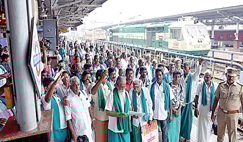 டெல்லி போராட்டத்தில் பங்கேற்பதற்காக திருச்சி ஜங்ஷன் ரயில் நிலையத்திலிருந்து நேற்று ரயிலில் புறப்பட்ட தேசிய தென்னிந்திய நதிகள் இணைப்பு விவசாயிகள் சங்கத்தினர்.