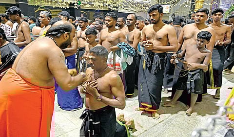 சபரிமலை ஐயப்பன் கோயிலுக்குச் செல்லும் பக்தர்கள் கார்த்திகை முதல் நாளில் மாலை அணிந்து விரதத்தைத் தொடங்குவது வழக்கம். அந்த வகையில், சென்னை கோடம்பாக்கம் மகாலிங்கபுரம் ஐயப்பன் கோயிலில் ஏராளமானோர் நேற்று குருசாமியிடம் மாலை அணிந்து கொண்டனர். | படங்கள்: ம.பிரபு |