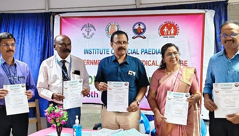 அரசு ஸ்டான்லி மருத்துவக் கல்லூரி மருத்துவமனை சமூக குழந்தைகள் மருத்துவ நிலையத்தில் தேசிய பச்சிளம் குழந்தைகள் பராமரிப்பு வார விழா கொண்டாடப்பட்டது. சமூக குழந்தைகள் மருத்துவ நிலையத்தின் இயக்குநர் மருத்துவர் கணேஷ் தலைமையில் நடந்த விழாவில், பச்சிளம் குழந்தைகளை பராமரிக்கும் முக்கிய தகவல்களை கொண்ட விழிப்புணர்வு பிரசுரங்களை மருத்துவமனை டீன் அரவிந்த் வெளியிட்டார்.