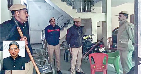 டெல்லியில் உள்ள அல் - பலா அறக்கட்டளை நிர்வாகி சவுத் சித்திக்கின் வீட்டில் அமலாக்கத் துறை அதிகாரிகள் நேற்று சோதனை நடத்தினர். (உள்படம்) கைது செய்யப்பட்ட அல் பலா பல்கலைக்கழக நிறுவனர் சித்திக்.