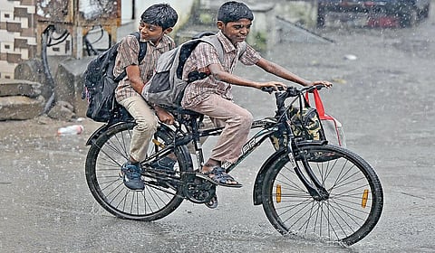 சென்னையில் நேற்று காலை மழை இல்லாத நிலையில், மாலை பள்ளிவிடும் வேளையில் பலத்த மழை பெய்ததால், மாணவ-மாணவிகள் நனைந்தபடி சிரமத்துடன் வீட்டுக்கு சென்றனர். | படங்கள்: ம.பிரபு |