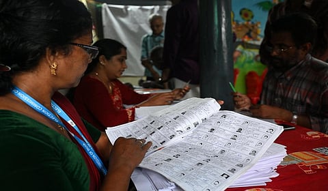 42,000 வருவாய்த் துறை பணியாளர்கள் போராட்டம்: எஸ்ஐஆர் பணியை புறக்கணித்த ஊழியர்கள்