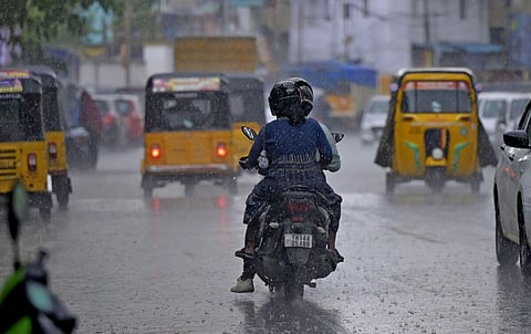 வானிலை முன்னறிவிப்பு: தென்காசி, குமரி, கடலூர் உள்ளிட்ட 10 மாவட்டங்களுக்கு கனமழை வாய்ப்பு
