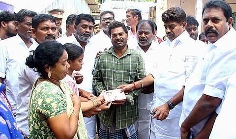 பள்ளி மாணவி குடும்பத்தினருக்கு நிதியளித்த ராமநாதபுரம் எம்.எல்.ஏ காதர்பாட்சா முத்துராமலிங்கம்.