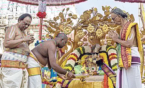 திருச்சானூர் பத்மாவதி தாயார் கோயில் கார்த்திகை பிரம்மோற்சவத்தின் 4-ம் நாளான நேற்று கற்பக விருட்ச வாகனத்தில் ஸ்ரீகிருஷ்ணர் அலங்காரத்தில் எழுந்தருளிய தாயார்.