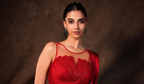 சிவப்பில் ஈர்க்கும் நடிகை மீனாட்சி சவுத்ரி க்ளிக்ஸ்!