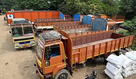 பழைய வாகனங்களுக்கான தகுதி சான்று கட்டணம் உயர்வு: மத்திய போக்குவரத்து அமைச்சகம் அறிவிப்பு