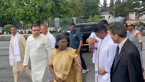 பாதுகாப்பு வளையத்தை மீறி திருமலையில் பக்தர்களுக்கு சாக்லெட் விநியோகித்த முர்மு