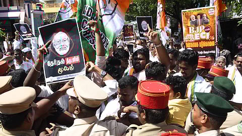 இளைஞர் காங்கிரஸார் முற்றுகை |&nbsp;படம்: எம்.சாம்ராஜ்