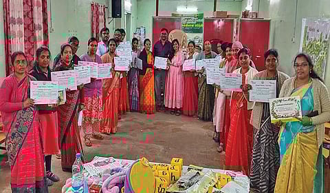 ஊட்டியில் பள்ளிக் கல்வித்துறை சார்பில் அரசுப் பள்ளி மாணவர்களின் ஆங்கிலத் திறனை மேம்படுத்தும் வகையில் நடைபெற்ற ‘ஜாலி போனிக்ஸ்’ திட்ட பயிற்சியில் பங்கேற்றோர்.