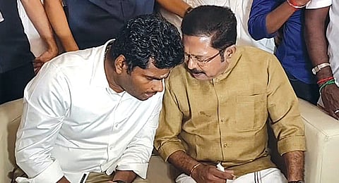 கரூரில் நடை​பெற்ற திருமண விழா​வில் சந்​தித்​துக் கொண்ட பாஜக மாநில முன்​னாள் தலை​வர் அண்​ணா​மலை மற்​றும் அமமுக பொதுச் செயலாளர் டிடிவி.தினகரன்​.