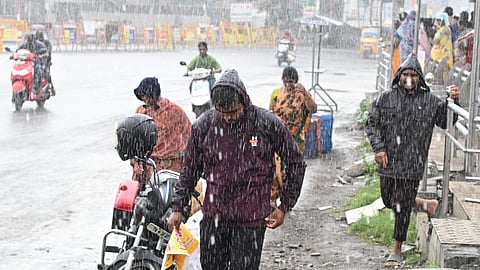 புதிய காற்றழுத்த தாழ்வு மண்டலம் தமிழகத்தை நெருங்கு​வ​தால் அதிக மழை பெய்ய வாய்ப்பு 