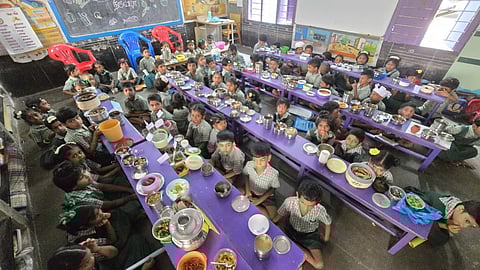 உணவுத் திருவிழாவில் மாணவ, மாணவிகள்