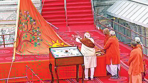 கோயிலின் கோபுர உச்சியில் பிரதமர் மோடி கொடியேற்றி வைத்தார்….