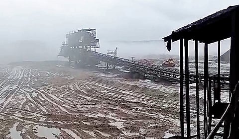 என்எல்சி இந்தியா நிறுவனத்தின் சுரங்கத்தில் மழையால் நிலக்கரி வெட்டும் பணி நிறுத்தப்பட்டுள்ளது.