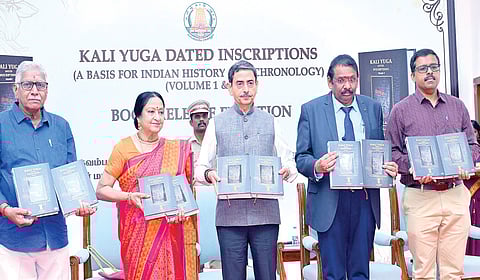 சென்னை ராஜ் பவனில் நேற்று நடைபெற்ற நிகழ்ச்சியில் வரலாற்று அறிஞர் முனைவர் எம்.எல்.ராஜா எழுதிய ‘இந்திய வரலாறு, காலவரிசை ஆகியவற்றின் அடிப்படையில் கலியுக கல்வெட்டுகள்’ என்ற நூலின் 2 தொகுதிகளை ஆளுநர் ஆர்.என்.ரவி வெளியிட்டார். நூலின் முதல் பிரதியை பத்மவிபூஷண் டாக்டர் பத்மா சுப்பிரமணியன் பெற்றுக் கொண்டார். உடன் தொல்லியல் அறிஞர் கே.தரன், ஆளுநரின் முதன்மை செயலர் ஆர்.கிர்லோஷ் குமார்.