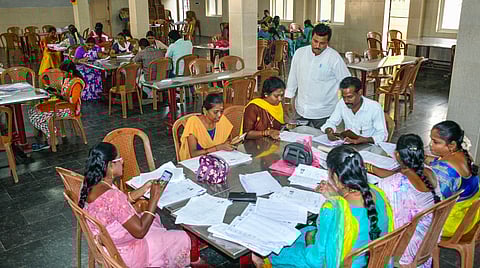 ஸ்ரீரங்கம் சோமரசம்பேட்டையில் எஸ்ஐஆர் படிவங்களை செல்போன் செயலியில் பதிவேற்றும் பிஎல்ஓக்கள், தன்னார்வலர்கள் | படம்: ர.செல்வமுத்துகுமார்