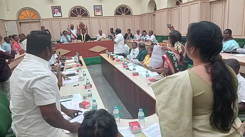 கும்பகோணம்: கருப்பூரில் புதிய பேருந்து நிலையம் அமைக்க எதிர்ப்பு; அதிமுக - மதிமுக வெளிநடப்பு
