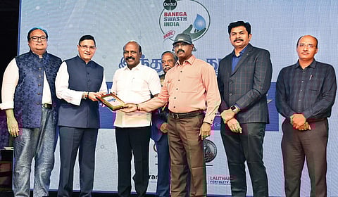 மருத்துவர்களை பாராட்டி கவுரவிக்கும் வகையில் ‘டெட்டால் பநேகா ஸ்வஸ்த் இந்தியா’ வழங்கும் ‘இந்து தமிழ் திசை - மருத்துவ நட்சத்திரம் 2025’ விருதுகள் வழங்கும் விழா சென்னை மியூசிக் அகாடமியில் நேற்று நடைபெற்றது. இதில் சிறப்பு விருந்தினராக பங்கேற்ற சுகாதாரத் துறை அமைச்சர் மா.சுப்பிரமணியனுக்கு, பேராசிரியர் ரவி பட்​னாகர், ‘இந்து தமிழ் திசை’ ஆசிரியர் வி.வெங்கடேஸ்வரன் ஆகியோர் நினைவு பரிசு வழங்கினர். இந்திய மருத்துவ சங்கத்தின் தமிழக தலைவர் பி.செங்குட்டுவன், செயலாளர் எஸ்.கார்த்திக் பிரபு, நிதி  செயலாளர்  எஸ்.கவுரி சங்கர், ‘இந்து தமிழ் திசை’யின் விளம்பரப் பிரிவு பொது மேலாளர் வி.சிவகுமார் ஆகியோர் உடன் இருந்தனர். | படம்: எஸ்.சத்தியசீலன் |