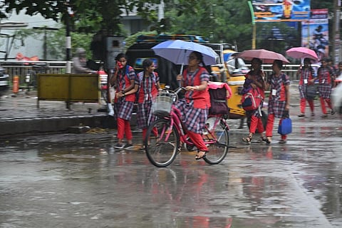 கனமழை எச்சரிக்கை: தமிழகம் முழுவதும் சனிக்கிழமை பள்ளிகளுக்கு விடுமுறை!