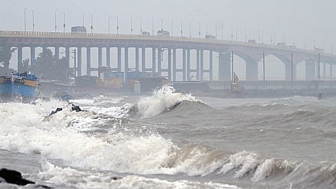 ‘டிட்வா’ புயல் காரணமாக சீற்றத்துடன் காணப்படும் பாம்பன் கடல் பகுதி. படம்: எல்.பாலச்சந்தர்