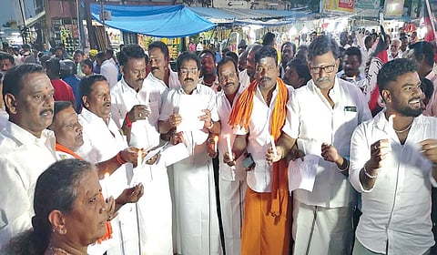 பாலியல் வழக்கில் சிக்கிய வானூர் திமுக ஒன்றிய செயலாளரை கைது செய்யக்கோரி விழுப்புரத்தில் மெகுழுவர்த்தி ஏந்தி மாநிலங்களவை உறுப்பினர் சி.வி.சண்முகம் தலை மையில் ஆர்ப்பாட்டத்தில் ஈடுபட்ட அதிமுகவினர்.