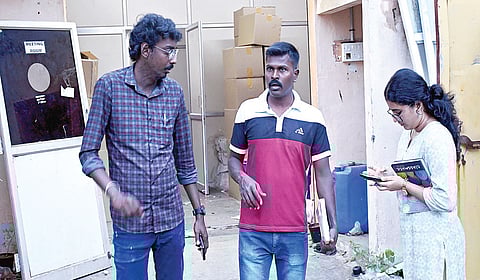 புதுச்சேரி மேட்டுப்பாளையம் தொழிற்பேட்டையில் உள்ள கிடங்குகளில் பறிமுதல் செய்யப்பட்ட   போலி மருந்துகளை  கணக்கிடும் அதிகாரிகள். | படம்: சாம்ராஜ் |