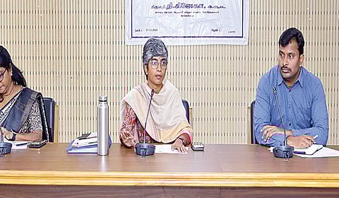 செங்கல்பட்டில் அரசியல் கட்சி பிரதிநிதிகளுடன் நடைபெற்ற ஆலோசனை கூட்டத்தில் பங்கேற்ற ஆட்சியர் சினேகா உள்ளிட்டோர்.