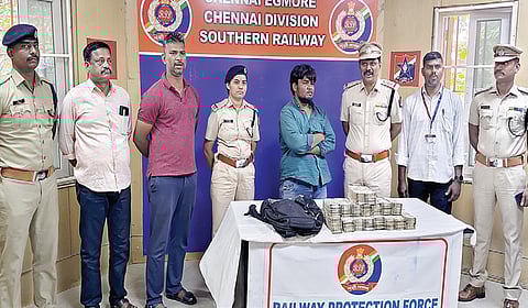 சர்க்​கார் விரைவு ரயிலில் ரூ.62.50 லட்சம் ஹவாலா பணம் எடுத்து வந்தவரை ஆர்பிஎஃப் போலீஸார் கைது செய்து, பணத்தை பறிமுதல் செய்தனர்.