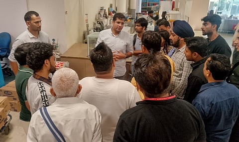 இலங்கை வெள்ளம்: கொழும்பு விமான நிலையத்தில் தவிக்கும் தமிழர்களை மீட்க தமிழக அரசு நடவடிக்கை