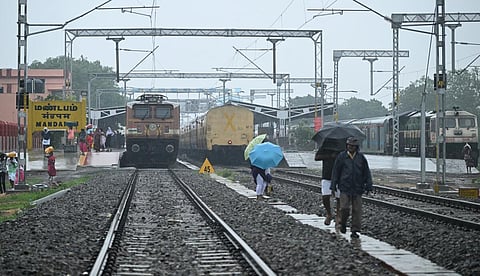 பாம்பன் பாலம் வழியாக ராமேசுவரத்துக்கு ரயில் சேவை மீண்டும் தொடக்கம்

