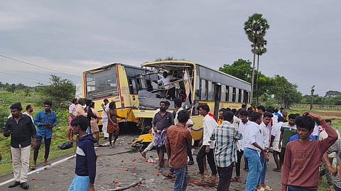 விபத்துக்குள்ளான பேருந்துகள்