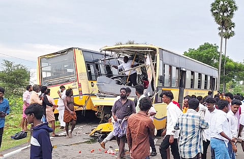 சிவகங்கை மாவட்டம் திருப்பத்தூர் அருகே நேருக்கு நேர் மோதி விபத்துக்குள்ளானதில் சேதமடைந்த பேருந்துகள்.
