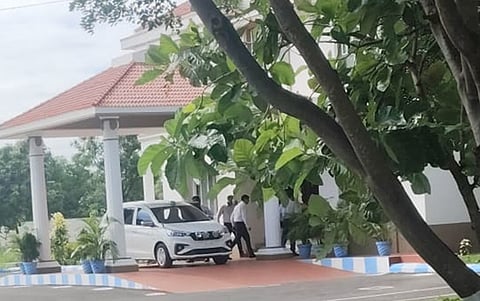 கரூர் சிபிஐ முகாம் அலுவலகத்திற்கு வந்த சிபிஐ டிஐஜி அதுல்குமார் தாக்கூர்