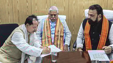 பிஹார் துணை முதல்வர்கள் விஜய் சின்ஹா மற்றும் சாம்ராட் சவுத்ரி ஆகியோருக்கு மத்தியில் பிரேம் குமார்