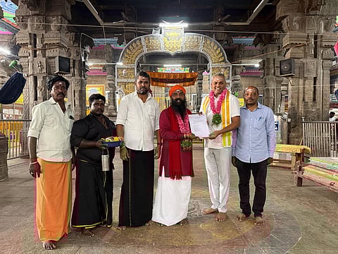 திருப்பரங்குன்றம் தீப வழக்கு: தீர்ப்பு நகலை கோயிலில் வைத்து மனுதாரர் வழிபாடு!
