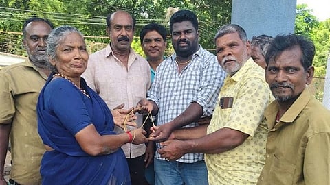 தவறுதலாக குப்பைக்குச் சென்ற 25 பவுன் நகையை விவசாயியிடம் ஒப்படைத்த மதுரை மாநகராட்சி பணியாளர்கள்!