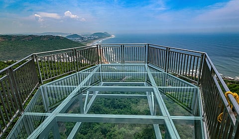 ஆந்​திர மாநிலம் விசாகப்பட்டினத்தில் இந்தியாவின் மிக நீளமான கண்ணாடி நடைபாலம் திறப்பு