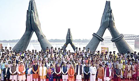 தமிழகத்திலிருந்து காசி தமிழ் சங்கமம் நிகழ்ச்சியில் பங்கேற்க வந்த நபர்களை உத்தரப் பிரதேச முதல்வர் யோகி ஆதித்யநாத், மத்திய கல்வித் துறை அமைச்சர் தர்மேந்திர பிரதான் ஆகியோர் வரவேற்று குழு புகைப்படம் எடுத்துக்கொண்டனர். அவர்களுடன் தமிழக ஆளுநர் ஆர்.என்.ரவி, புதுச்சேரி ஆளுநர் கைலாசநாதன், மத்திய இணையமைச்சர் எல்.முருகன் உள்ளிட்டோர். 