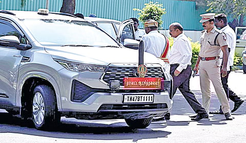 கரூர் சுற்றுலா மாளிகையில் சிபிஐ கண்காணிப்பு குழு முன் நேற்று ஆஜராகி விளக்கம் அளித்துவிட்டு வந்த மாவட்ட ஆட்சியர் மீ.தங்கவேல். | படம்: எம்.மூர்த்தி |