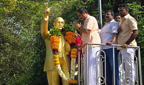 மரக்காணத்தில் அம்பேத்கர் சிலைக்கு மாலை அணிவித்து மரியாதை செலுத்திய அன்புமணி ராமதாஸ்.