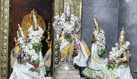 பக்தர்களைக் காக்க ஆற்றில் மிதந்து வந்த பாண்டுரங்கன்