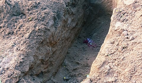 பந்தநல்லூர்: அடக்கம் செய்யப்பட்ட சிறுமியின் உடல் தோண்டி எடுக்கப்பட்டதா? - உறவினர்கள் போலீஸில் புகார்