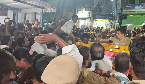 திருப்பரங்குன்றம் கோயிலில் நடந்த தள்ளுமுள்ளு.