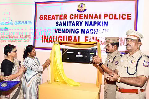 சென்னை: பெண் போலீஸாருக்கு சானிட்டரி நாப்கின் விநியோகிக்கும் தானியங்கி இயந்திரம் அறிமுகம்!