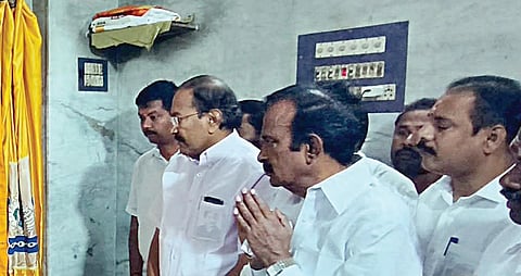 அரசியல் உள்நோக்கம் ஏதுமில்லையாம்! - அமைச்சருடன் சேர்ந்து வழிபட்ட அதிமுக முன்னாள் அமைச்சர்