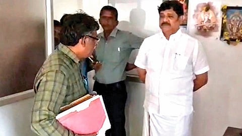 வெம்பக்கோட்டை ஊராட்சி ஒன்றிய அலுவலகத்தில் பணியாற்றிய அரசு ஊழியர் அல்லாத நபர்!