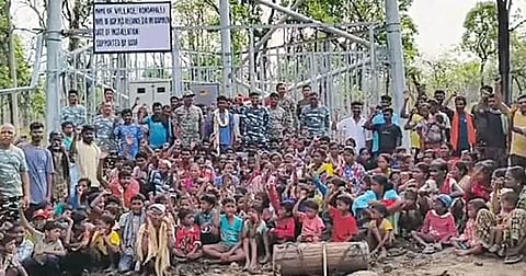 மொபைல் டவர் முன்பு குவிந்துள்ள கொண்டபள்ளி கிராம மக்கள்.