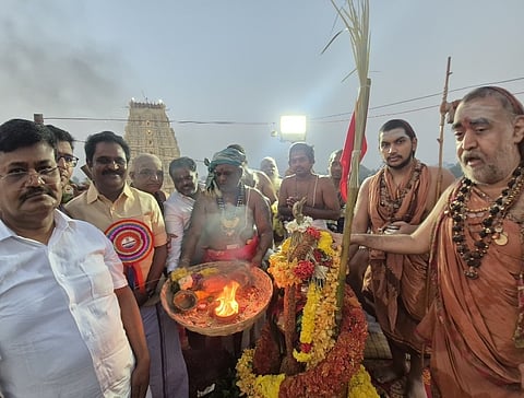 காஞ்சிபுரம் ஏகாம்பரநாதர் கோயில் குடமுழுக்கு விழாவையொட்டி சங்கர மடத்தின் மடாதிபதி விஜயேந்திர சரஸ்வதி சுவாமிகள்,&nbsp;&nbsp;இளைய மடாதிபதி ஸ்ரீ சத்ய சந்திரசேகரேந்திர சரஸ்வதி சுவாமிகள் ஆகியோர் முன்னிலையில் புனித நீர் ஊற்றப்பட்டு தீபாராதனைகள் காட்டப்பட்டது.